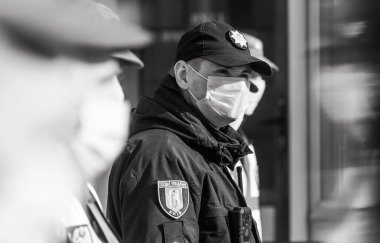 Kyiv, Ukrayna - Nisan. 13, 2020: Ulusal Muhafızlar ve Ukrayna devriye polisi koronavirüs salgını nedeniyle karantina sırasında Kyiv Pechersk Lavra 'nın girişini kontrol ediyorlar.