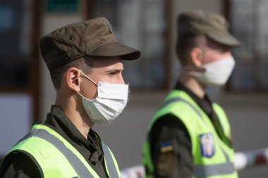 Kyiv, Ukrayna - Nisan. 13, 2020: Ulusal Muhafızlar ve Ukrayna devriye polisi koronavirüs salgını nedeniyle karantina sırasında Kyiv Pechersk Lavra 'nın girişini kontrol ediyorlar.