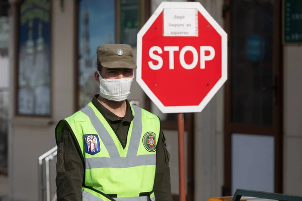 ウクライナのキエフ 2020年13月13日 国家警備隊とウクライナのパトロール警察は コロナウイルスの流行による隔離中にキエフPechersk Lavraへの入り口を制御します — ストック写真