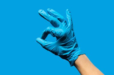 Koronavirüs salgını sırasında yaşam tarzı konsepti. Tamam, tıbbi eldivenlerden yapılmış.