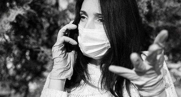 Tıbbi Maskeli Genç Bir Kadın Cep Telefonuyla Duygusal Iletişim Kuruyor — Stok fotoğraf