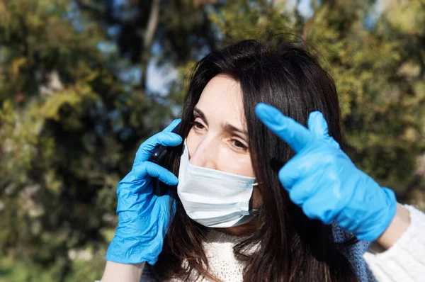 Young Woman Medical Mask Mobile Phone Emotionally Communicates Gestures — Stock Photo, Image