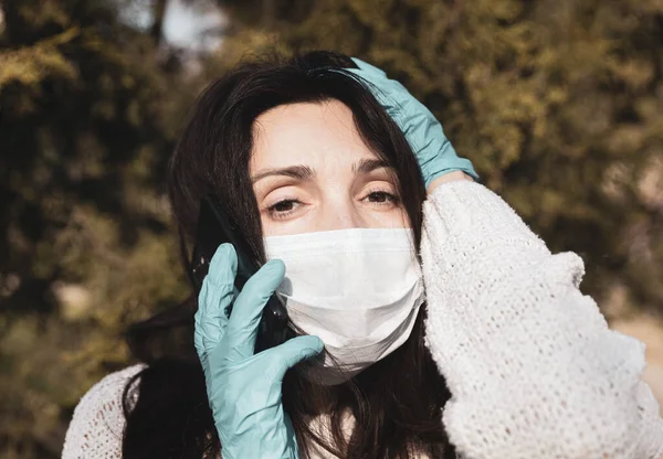 Jeune Femme Dans Masque Médical Avec Téléphone Portable Communique Émotionnellement — Photo