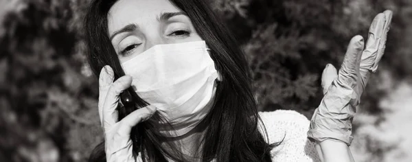 Junge Frau Medizinischer Maske Mit Handy Kommuniziert Und Gestikuliert Emotional — Stockfoto