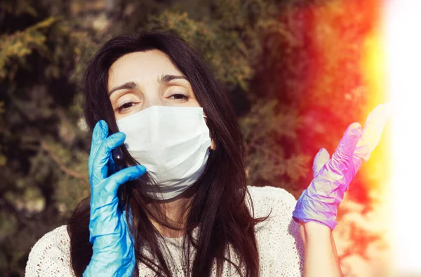 Jeune Femme Dans Masque Médical Avec Téléphone Portable Communique Émotionnellement — Photo