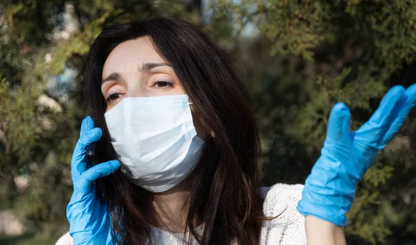 Jeune Femme Dans Masque Médical Avec Téléphone Portable Communique Émotionnellement — Photo