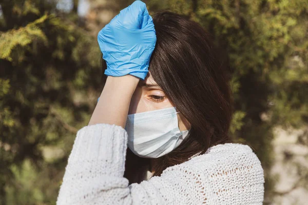 Young Woman Medical Mask Mobile Phone Emotionally Communicates Gestures — Stock Photo, Image