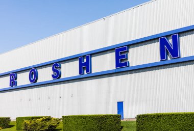 Yahotyn, Ukrayna, Nisan. 30, 2020: Roshen şekerleme şirketinin lojistik merkezi. Yagotyn 'deki Lojistik Kompleksi A sınıfı lojistik merkezine ayarlanmış tüm şartlara uygundur.