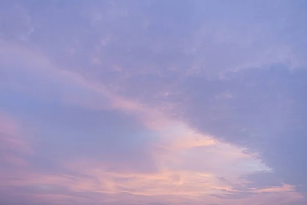 自然な背景 黄昏の美しい空 薄明色の空と太陽の光が背景に輝く雲 — ストック写真