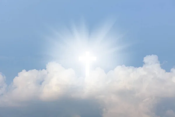 聖十字架が輝く宗教的背景 クリスチャンは雲を持って空を渡ります イエス キリストの十字架刑 天国と地獄 — ストック写真