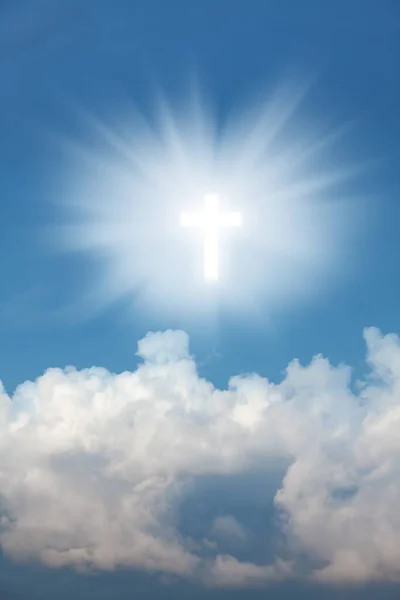십자가가 빛나는 종교적 크리스찬 크로스가 구름을 하늘에 십자가 그리스도의 십자가 — 스톡 사진