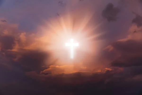 Náboženské Pozadí Zářícím Svatým Křížem Křesťanský Kříž Obloze Mraky Kříž — Stock fotografie
