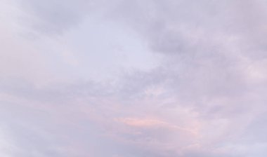 Doğal arka plan. Alacakaranlık güzel gökyüzü. Alacakaranlık rengarenk gökyüzü ve bulutların ardında güneş ışığı parlıyor.