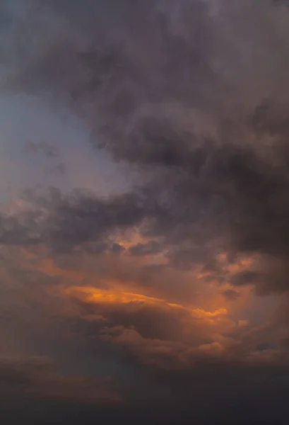 自然背景 暮色美丽的天空 色彩斑斓的天空和乌云 背景后面阳光灿烂 — 图库照片