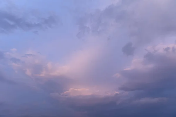 自然背景 暮色美丽的天空 色彩斑斓的天空和乌云 背景后面阳光灿烂 — 图库照片