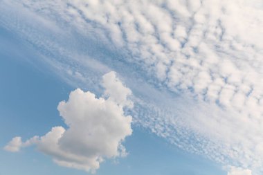 Soyut doğal arkaplan. Güzel beyaz bulutlar mavi gökyüzüne karşı