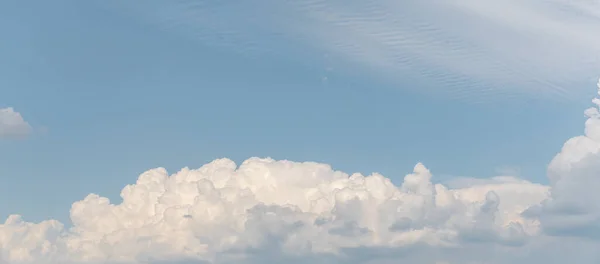 Fundo Natural Abstrato Lindas Nuvens Brancas Contra Céu Azul — Fotografia de Stock