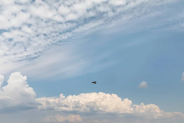 Fondo Natural Abstracto Hermosas Nubes Blancas Contra Cielo Azul — Foto de Stock