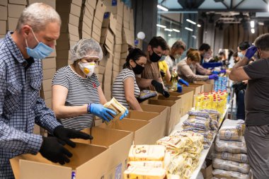 KYIV, UKRAINE - Mayıs. 02, 2020: Ukrayna 'da Coronavirüs salgını ve yoksullara yardım. Poroshenko Vakfı 'ndan emeklilere ve engelli kişilere binlerce gıda paketi gönderildi