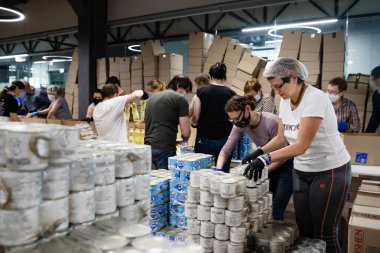 KYIV, UKRAINE - Mayıs. 02, 2020: Ukrayna 'da Coronavirüs salgını ve yoksullara yardım. Poroshenko Vakfı 'ndan emeklilere ve engelli kişilere binlerce gıda paketi gönderildi