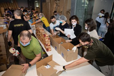 KYIV, UKRAINE - Mayıs. 02, 2020: Ukrayna 'da Coronavirüs salgını ve yoksullara yardım. Poroshenko Vakfı 'ndan emeklilere ve engelli kişilere binlerce gıda paketi gönderildi
