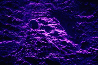 Beton duvarda neon renkli dekoratif alçı dokusu. Tasarım için soyut alçı arkaplanı