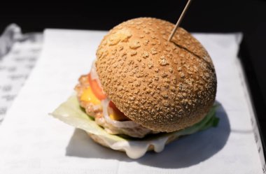 Lezzetli burger yakın plan. Hamburgeri beyaz arkaplanda kapat. Seçici odak resmi