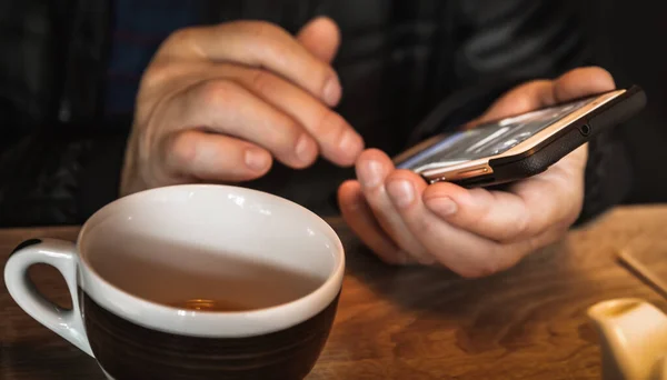 Muž Odpočívá Kavárně Pije Čaj Čte Píše Vzkazy Smartphonu Pracujte — Stock fotografie