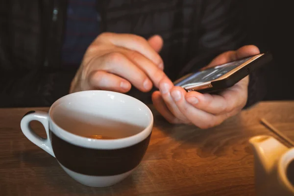 Homem Está Descansando Café Bebendo Chá Lendo Escrevendo Mensagens Smartphone — Fotografia de Stock