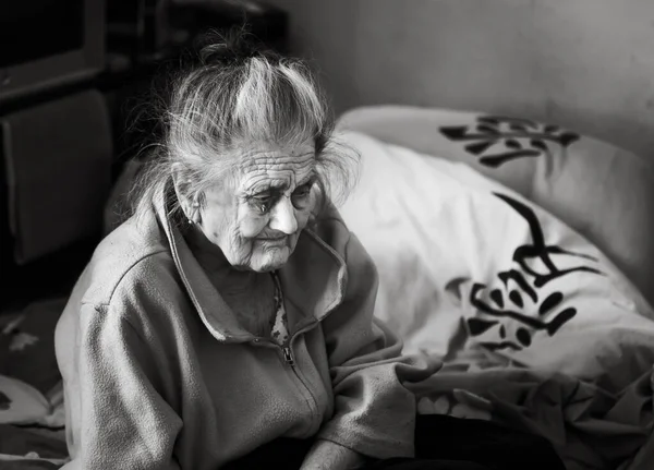Έννοια Γήρατος Πορτρέτο Μιας Πολύ Ηλικιωμένης Και Κουρασμένης Γυναίκας Ρυτίδες — Φωτογραφία Αρχείου