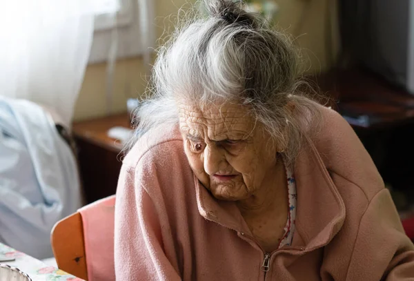 Conceito Velhice Retrato Uma Mulher Muito Velha Cansada Vida Enrugada — Fotografia de Stock