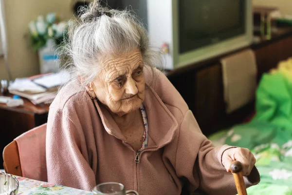 Concepto Vejez Retrato Una Mujer Muy Vieja Cansada Vida Arrugada —  Fotos de Stock