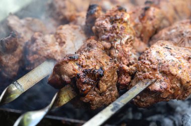 Şişte et. Salamura edilmiş şiş mangal ızgarasında mangal yapmaya hazırlanıyor. Şişte kızartılmış iştah açıcı et. Şiş kebap pişirmek. Kömürde ızgara domuz.