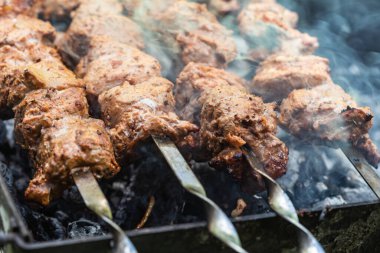 Şişte et. Salamura edilmiş şiş mangal ızgarasında mangal yapmaya hazırlanıyor. Şişte kızartılmış iştah açıcı et. Şiş kebap pişirmek. Kömürde ızgara domuz.