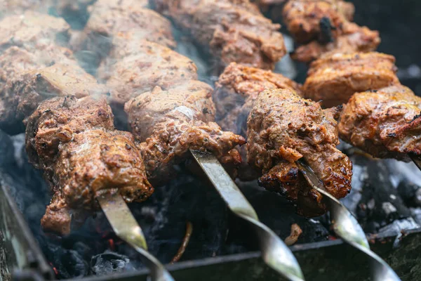 肉在绞架上 用木炭在烤肉烤架上准备的腌制沙士里克 把肉放在绞架上烤着吃 烹饪Shashlik 在煤上烤猪肉 — 图库照片