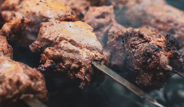 Carne Espetos Shashlik Marinado Preparando Uma Grelha Churrasco Sobre Carvão — Fotografia de Stock