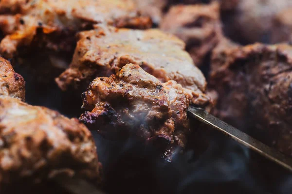 串刺しの肉 チャコールの上にバーベキューグリルで調製海賊シャクリック 串焼きにした肉を食欲をそそる Shashasha写々者 石炭で豚肉を焼く — ストック写真