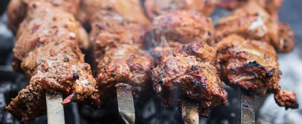 Carne Pinchos Shashlik Marinados Preparándose Una Parrilla Barbacoa Sobre Carbón —  Fotos de Stock