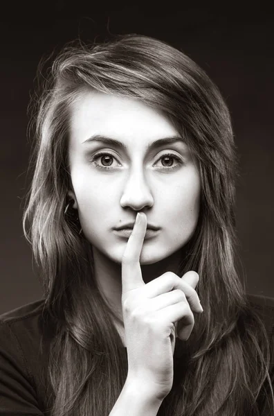 Teenage Girl Ukazuje Tišší Gesto Módní Portrétní Lidový Koncept Portrét — Stock fotografie