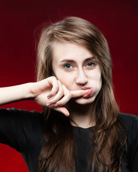 Teenagermädchen Mit Finger Mund Mode Porträt Und Personenkonzept Porträt Einer — Stockfoto