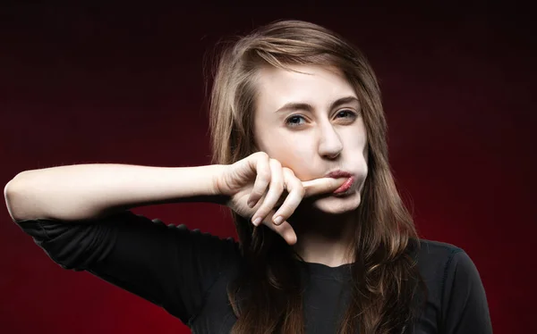 Teenagermädchen Mit Finger Mund Mode Porträt Und Personenkonzept Porträt Einer — Stockfoto