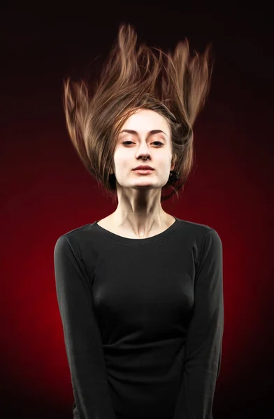 Adolescente Avec Les Cheveux Qui Volent Dessus Mode Portrait Concept — Photo