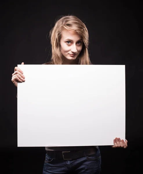 Nastolatka Pustą Deską Reklamy Ogłoszeń Koncepcja Mody Portretu Ludzi Portret — Zdjęcie stockowe