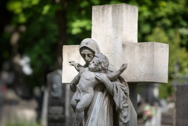 Ukrayna, Lviv 'deki Ulusal Anıt Müzesi Lychakiv Mezarlığı. Lychakivsky mezarlığında eski bir heykel.