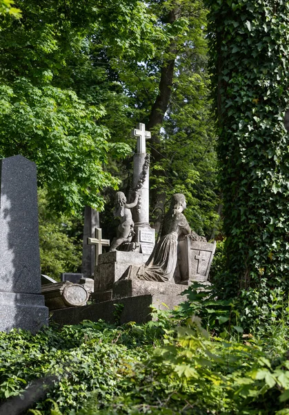 乌克兰利沃夫国家纪念博物馆Lychakiv公墓 Lychakivskyj公墓坟墓上的老雕像 — 图库照片