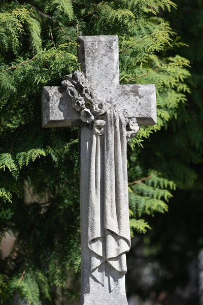 乌克兰利沃夫国家纪念博物馆Lychakiv公墓 Lychakivskyj公墓墓碑上的古老石十字架 — 图库照片