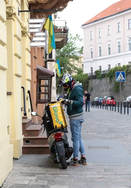 Lviv Ukraine May 2020 Glovo Food Delivery Courier Delivers Food — Stock Photo, Image