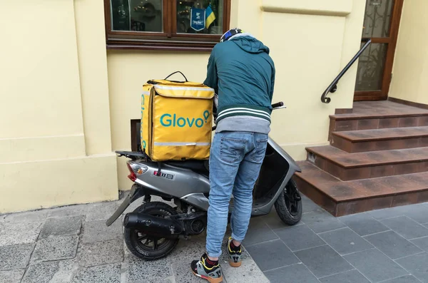 乌克兰利沃夫 2020年5月25日 Glovo食品快递员在乌克兰利沃夫运送食品 — 图库照片