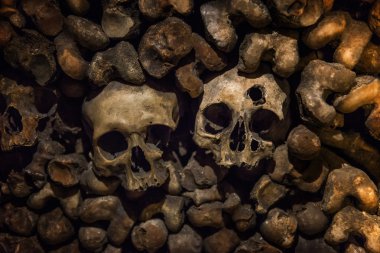 Paris yeraltı mezarlıklarında kafatasları ve kemikler