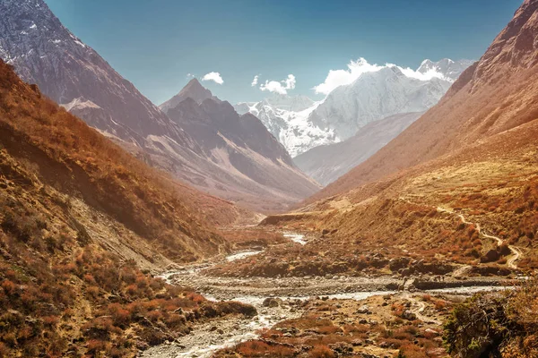 Floden i Nepal-bergen, Manaslu bergstopp — Stockfoto